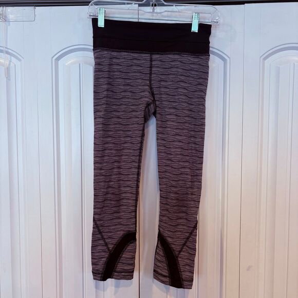 Lululemon Gray And Black Wavy Print Crops Size 4 - Picture 1 of 8